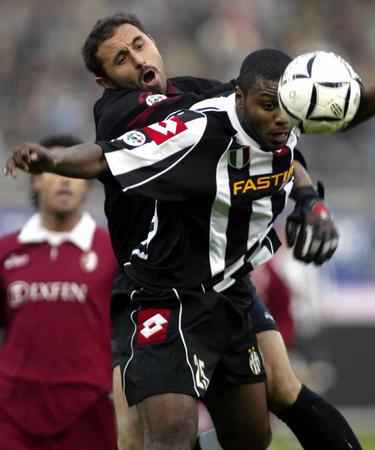 CBA：深圳男篮三分爆发 主场胜上海（CBA：深圳外线火力全开，主场力克上海）