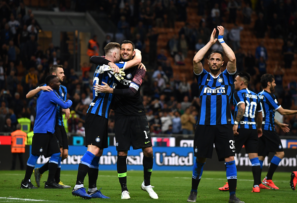 欧冠赛场精彩瞬间：巴萨主场2-0取胜,（欧冠焦点战：巴萨主场2-0告捷）