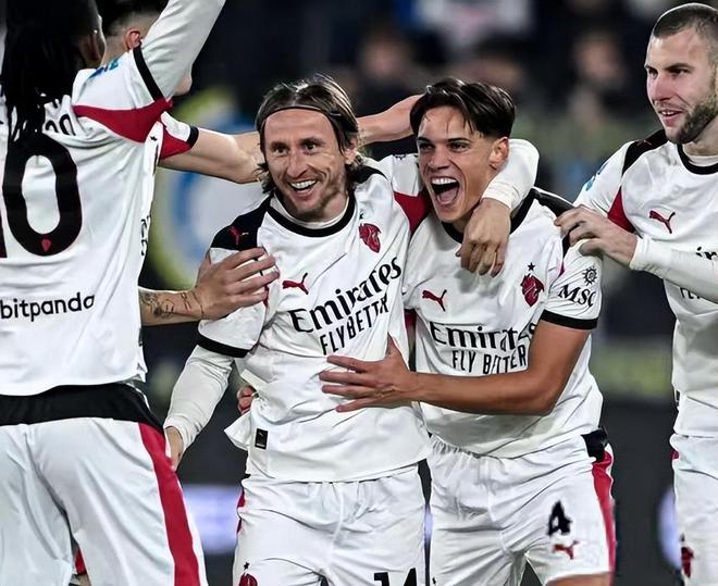 贴地斩助国米取胜，卡洛斯-奥古斯托打进生涯欧冠处子球（卡洛斯-奥古斯托欧冠首球，贴地斩助国米告捷）