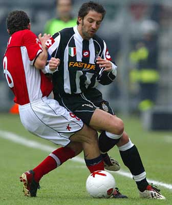 里程碑，海港中场徐新已为中国俱乐部出战200场比赛（徐新达成里程碑：代表中国俱乐部出战满200场）