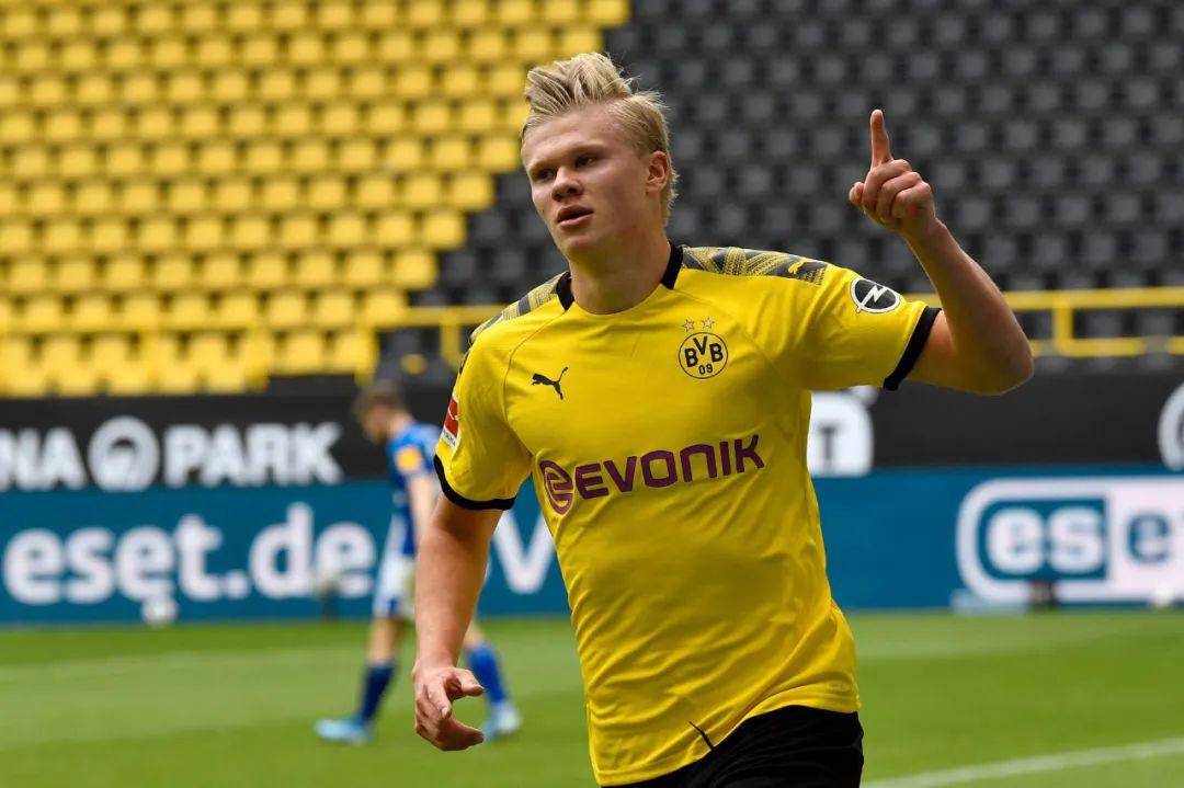 刘若钒庆祝海港队夺冠：人生第一个中超冠军🏆（海港登顶中超，刘若钒喜获职业生涯首冠🏆）