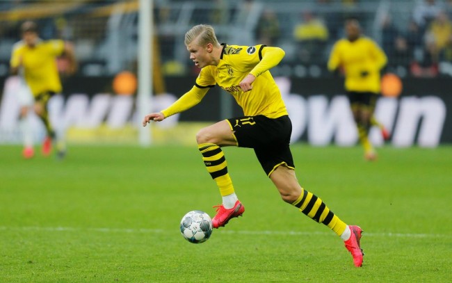 边锋突破一条龙，全场沸腾（边锋连过数人破门，观众欢声雷动）