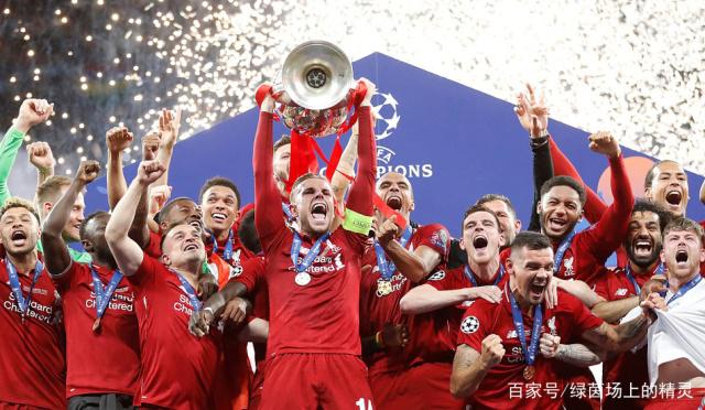 伊宁队问鼎2025年“喀什杯”李景亮现身现场和球员共跳新疆舞庆祝（2025年“喀什杯”伊宁队夺冠，李景亮到场与球员共跳新疆舞庆祝）