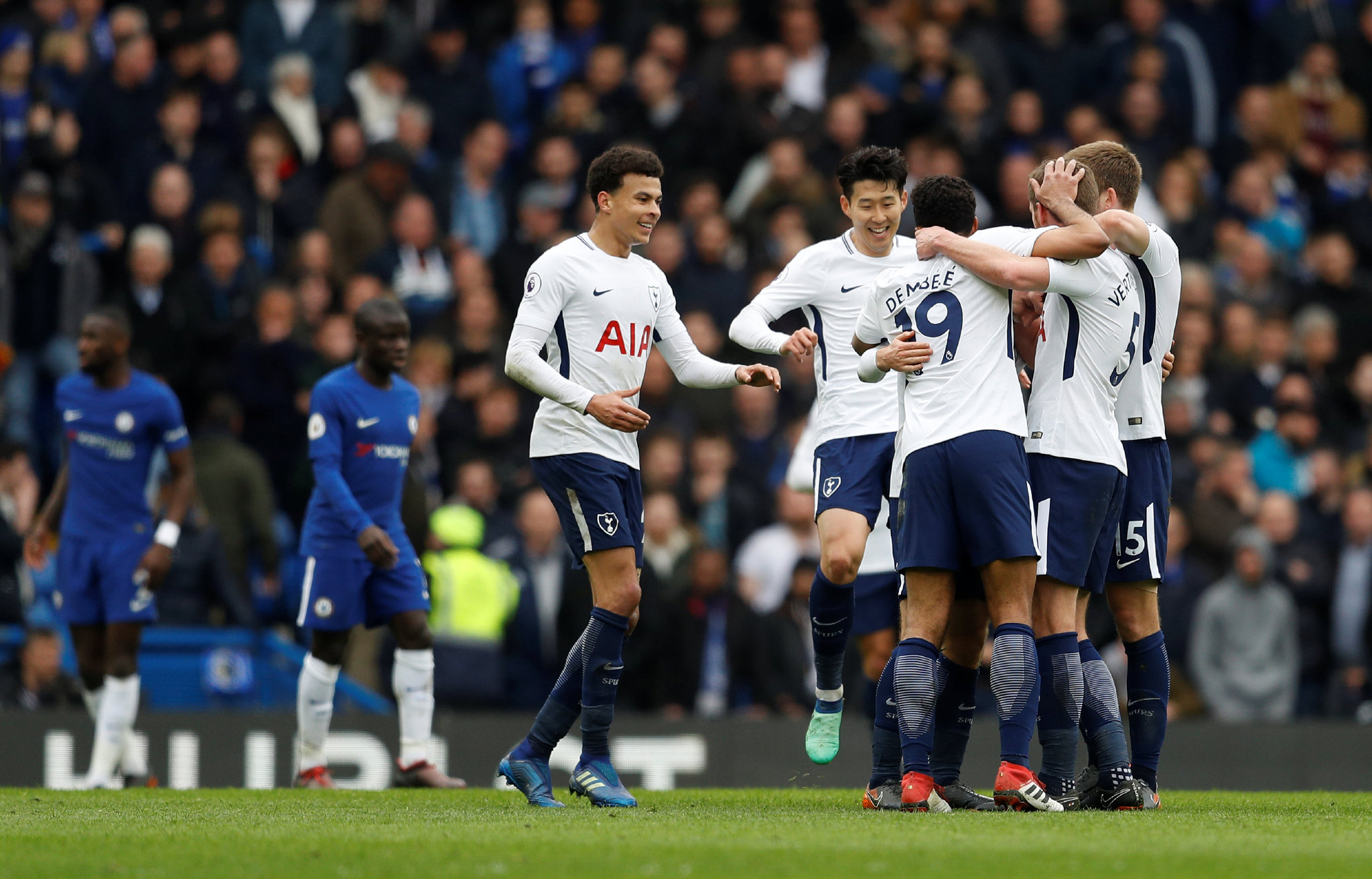 曼联积极追求皇马球星古勒，认为其价值极高，皇马不愿轻易放走，其他俱乐部竞争激烈。（曼联力追皇马新星古勒并高度评价，皇马不愿放行，多队竞争激烈）