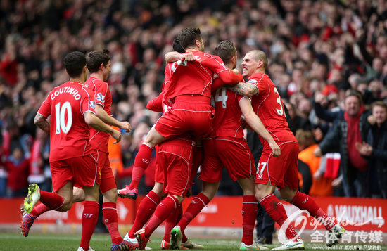 致敬蓝军传奇，库库雷利亚度假时身穿德罗巴球衣（库库雷利亚度假穿德罗巴战袍，向蓝军传奇致敬）